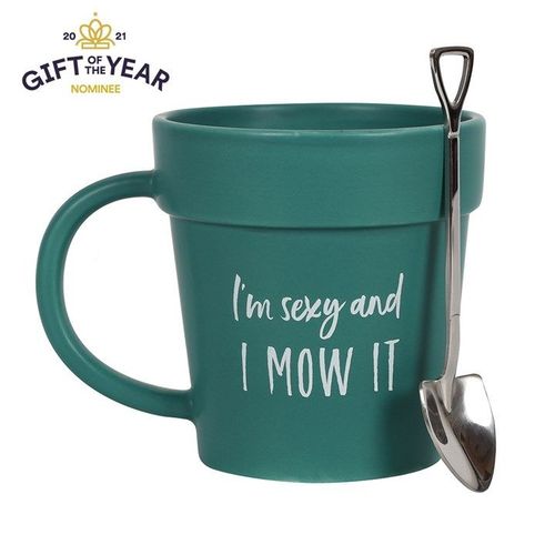 Novelty pot mug with ‘Sexy and I Mow It’ text and matching shovel spoon – Panache Homeware Kitchen Collection, funny gardener mug, perfect gift idea.